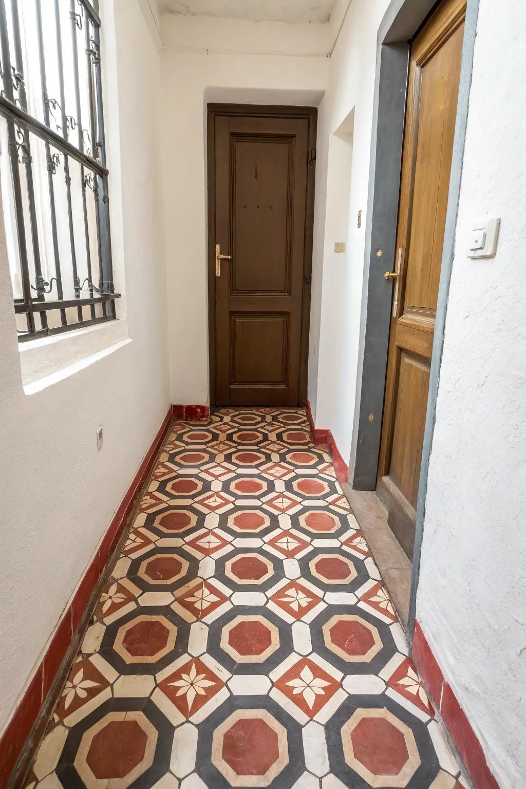 Daring Geometric Six-Sided Coverings in a Compact Entryway