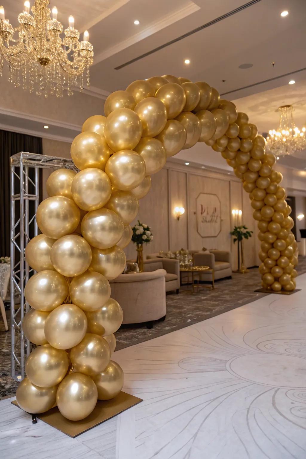 Gold balloon garland for a touch of luxury.
