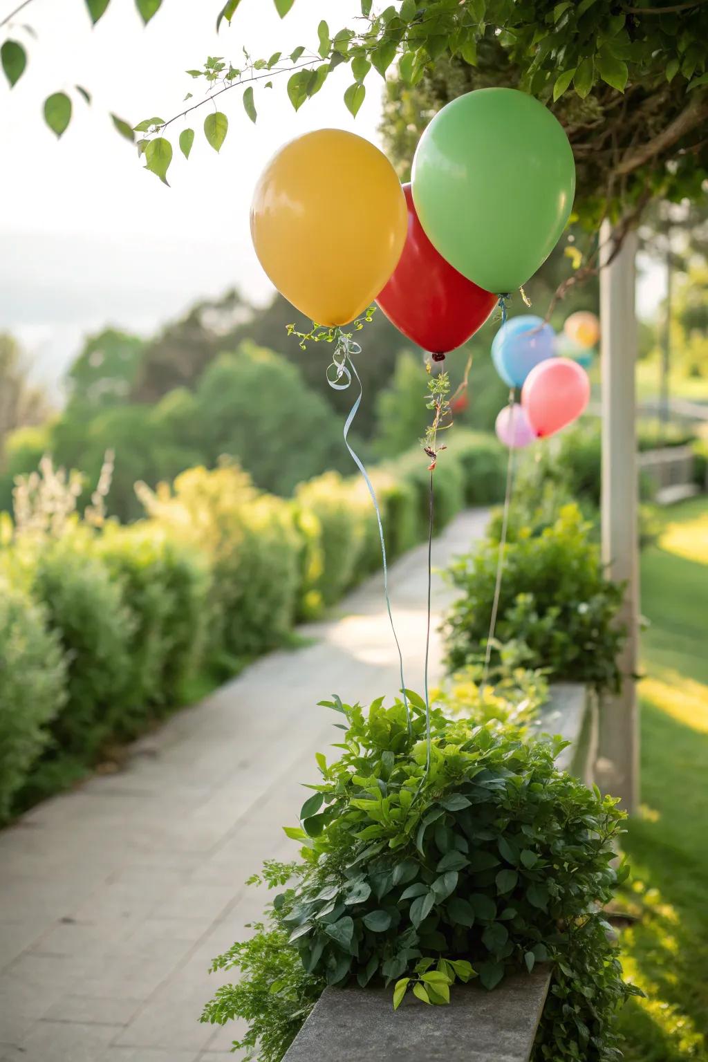 Combining balloons with foliage generates a revitalizing and natural look.