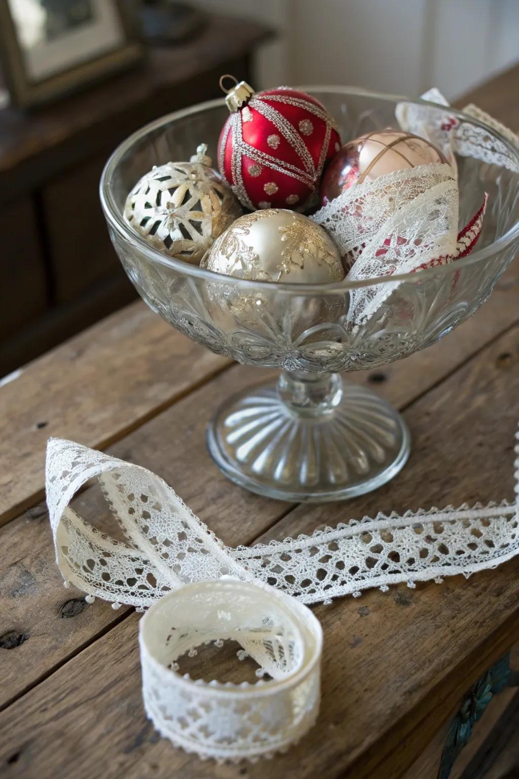 Evoking a past-inspired atmosphere made possible thanks to vintage balls positioned inside a crystal vessel.