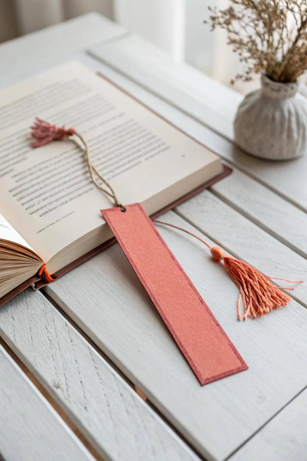 Add a splash of color to your reading with rim-painted bookmarks, where simplicity meets vibrancy.