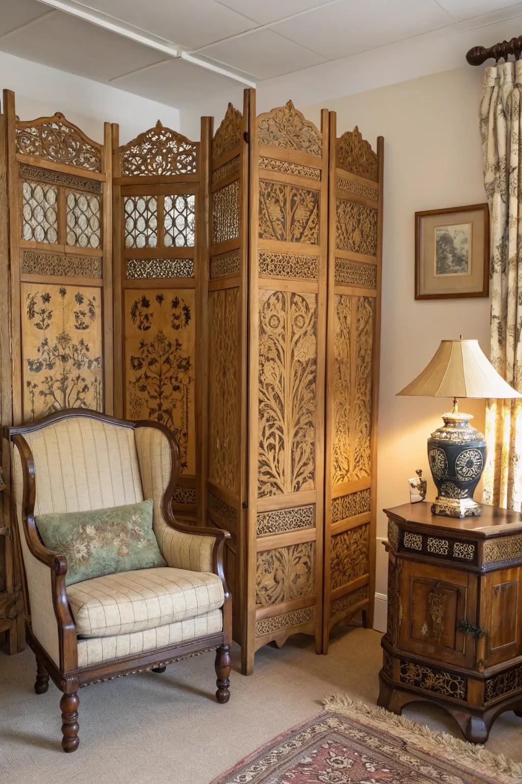 Vintage-inspired screen walls contribute nostalgia and character.