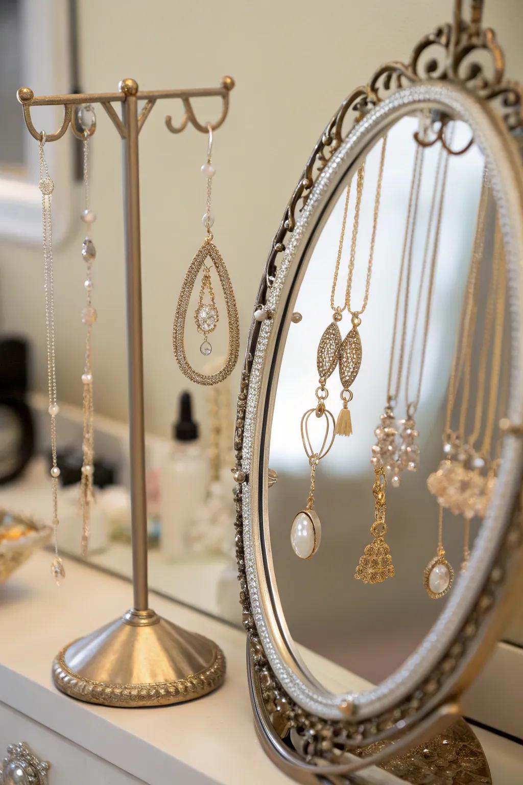 Check your look and grab your jewelry with mirror hooks.