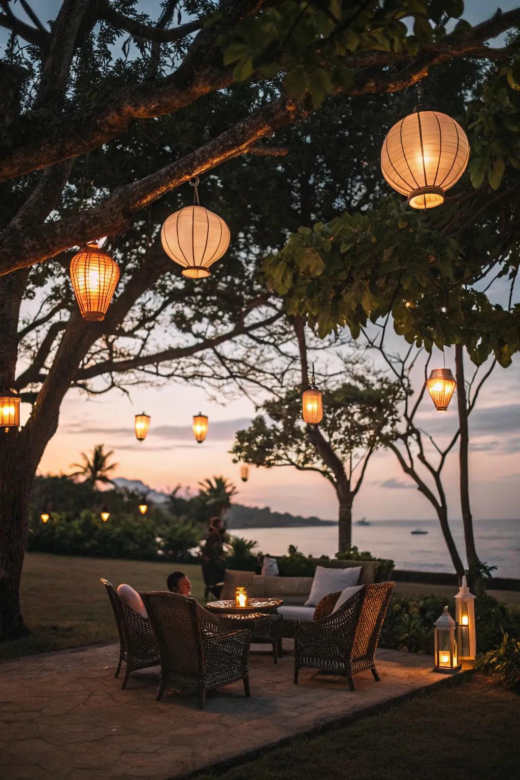 Hanging lamps add a hint of magic to your tree-side evenings.