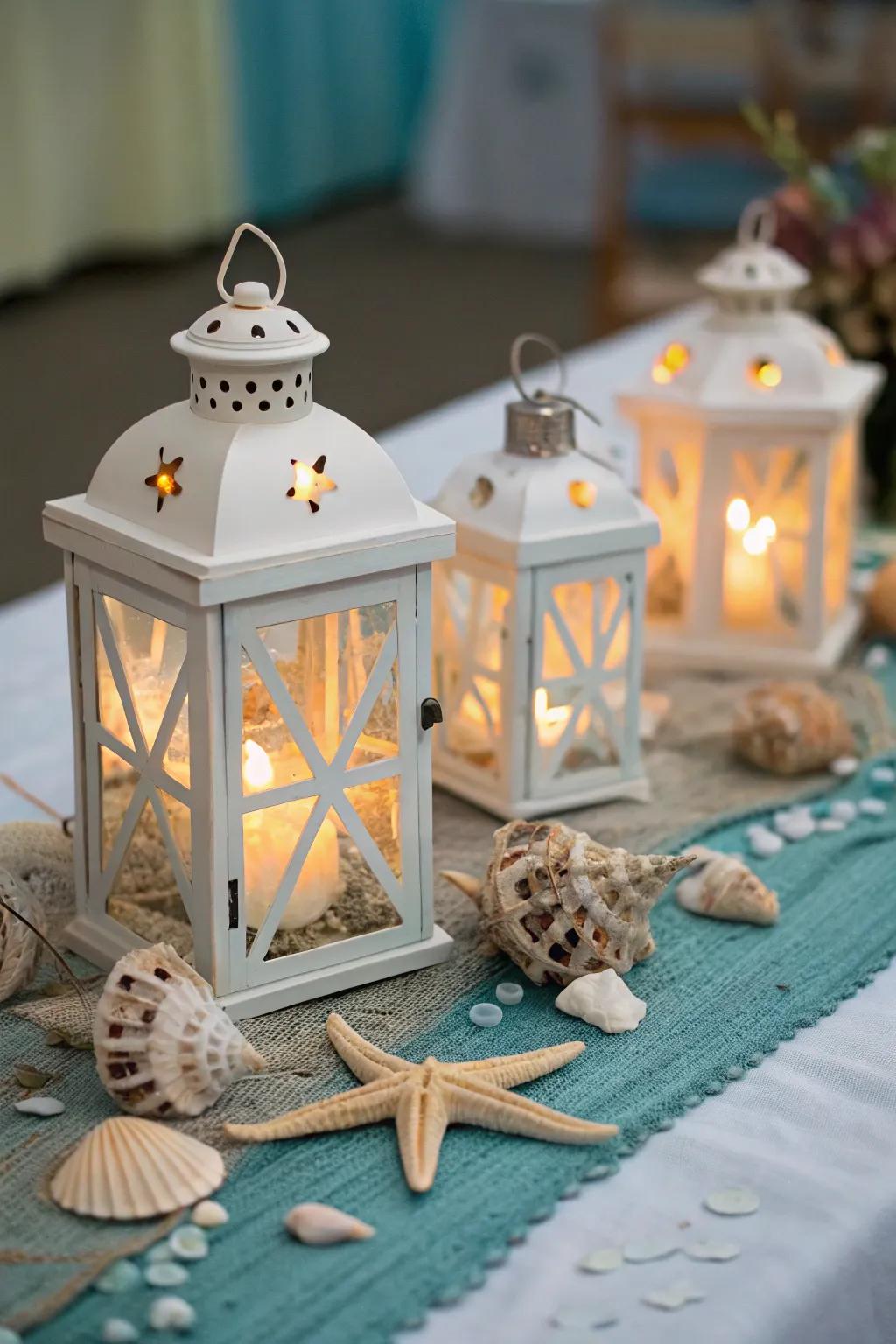 Mini lamps provide a charming and warm ambiance.