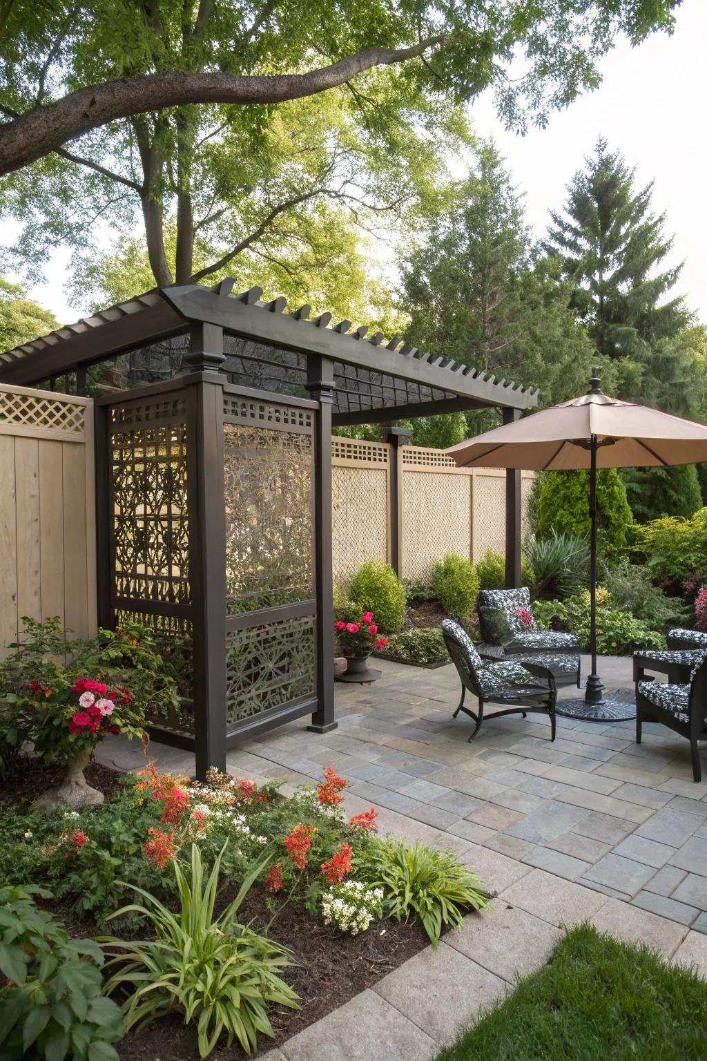 A seclusion panel crafts a hidden oasis beneath a small pergola.