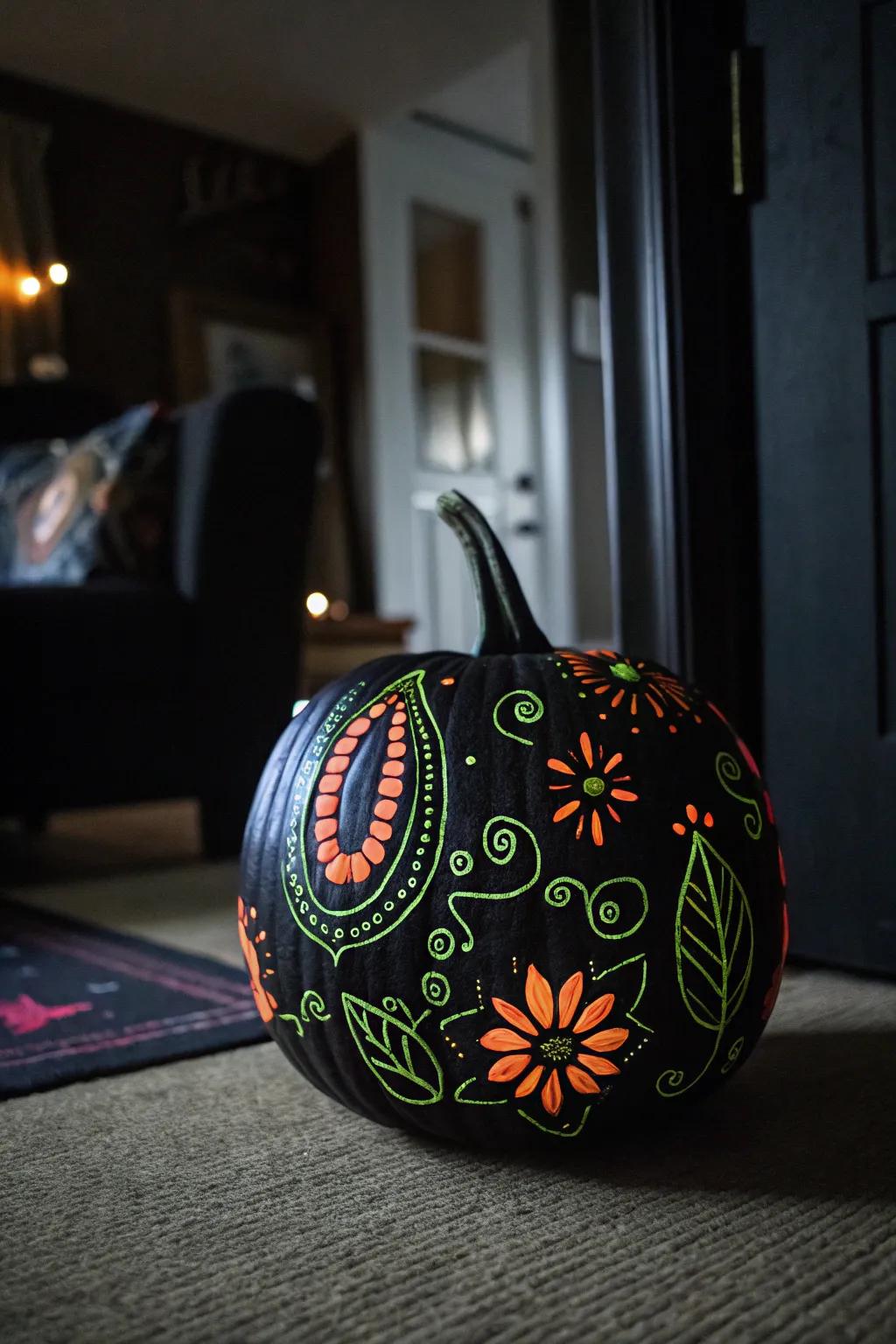 A jet gourd featuring radiance-emitting motifs, contributing a bewitching impression to nocturnal aesthetic.