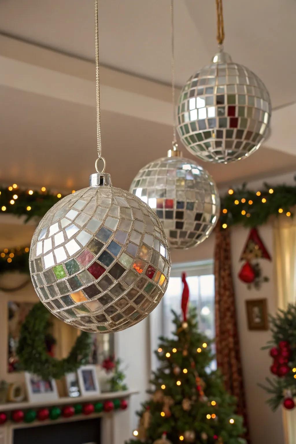 Hanging mirror decorations add sparkle.