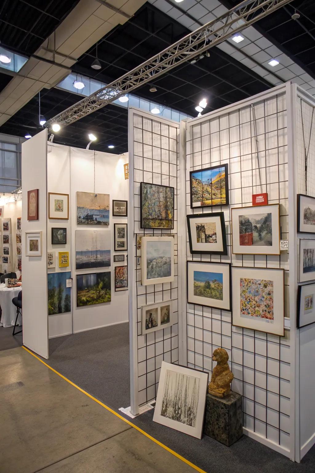 Mesh partitions in a display area enable an effective and visually attractive upright display of artworks.