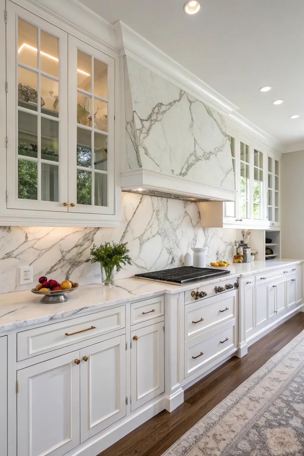 Stone backsplashes imbue this white kitchen with an atmosphere of sophistication.