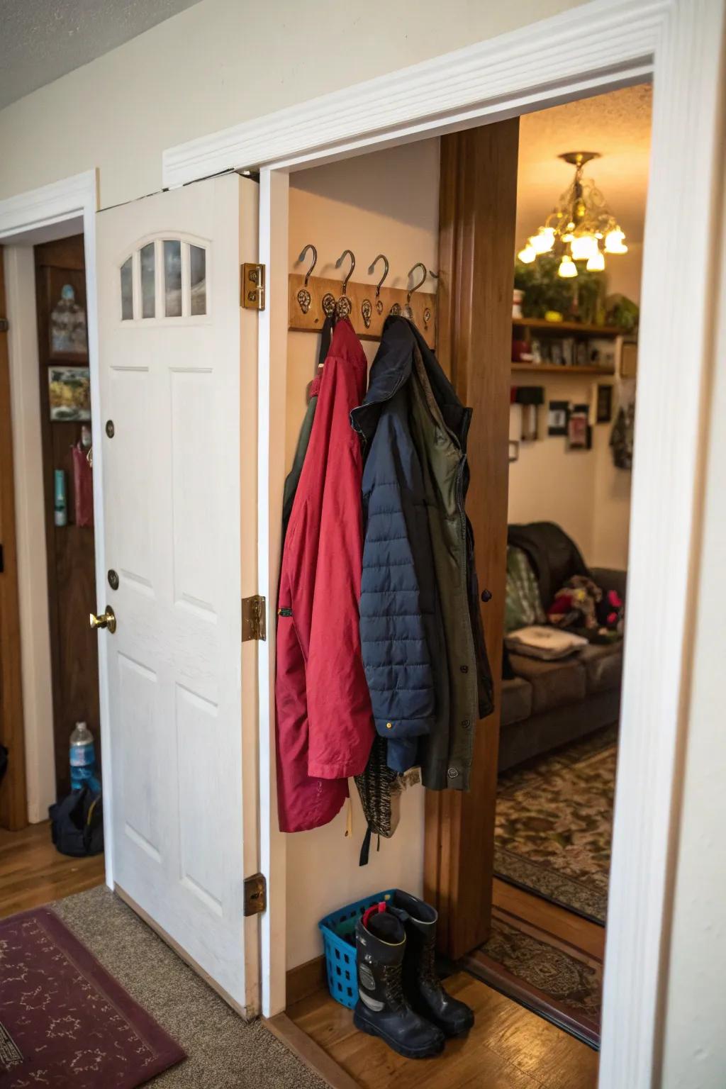 A useful door frame peg system for optimizing stowing.
