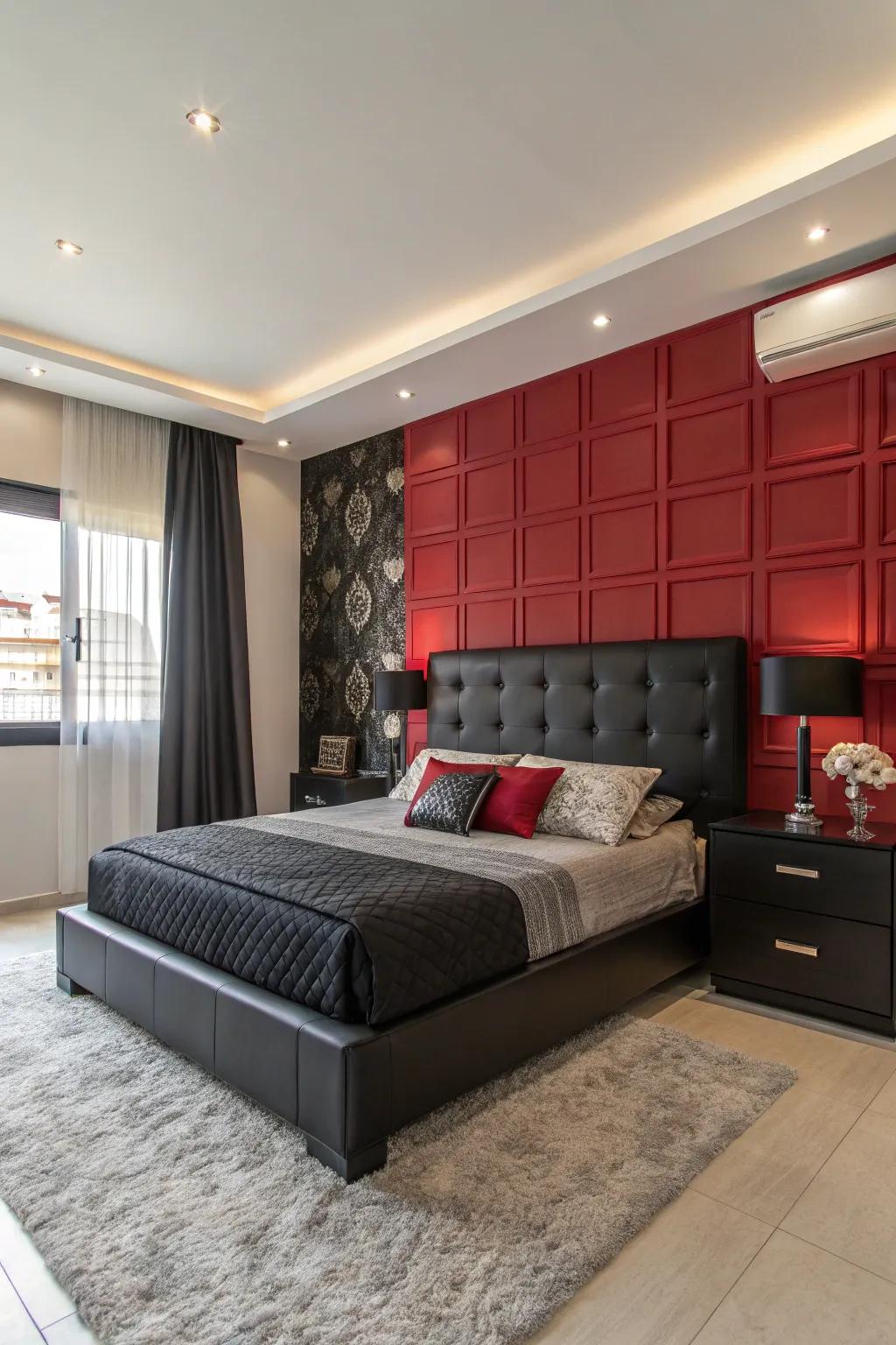An impressive accent wall complements the dark furniture, providing depth and energy.