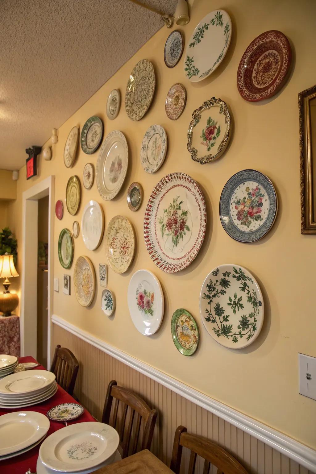 Past era plates introduce timeless sophistication to every wall.