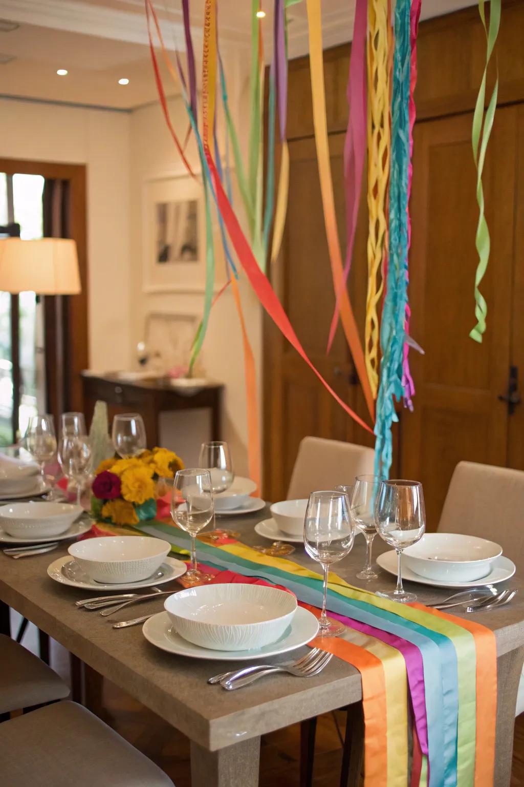 Adorn your table using paper strips for a festive touch.