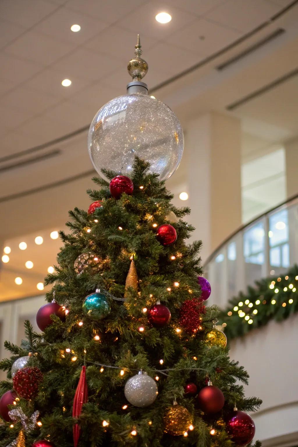 Crystal baubles enrich the arrangement with their delicate luminosity.
