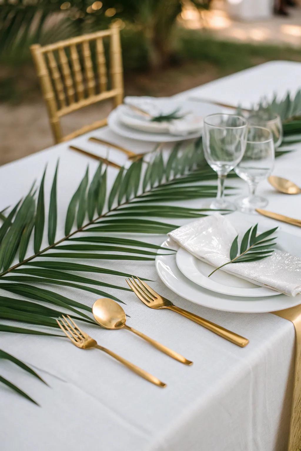 Golden accents partner beautifully with palm leaves to produce an opulent impression.