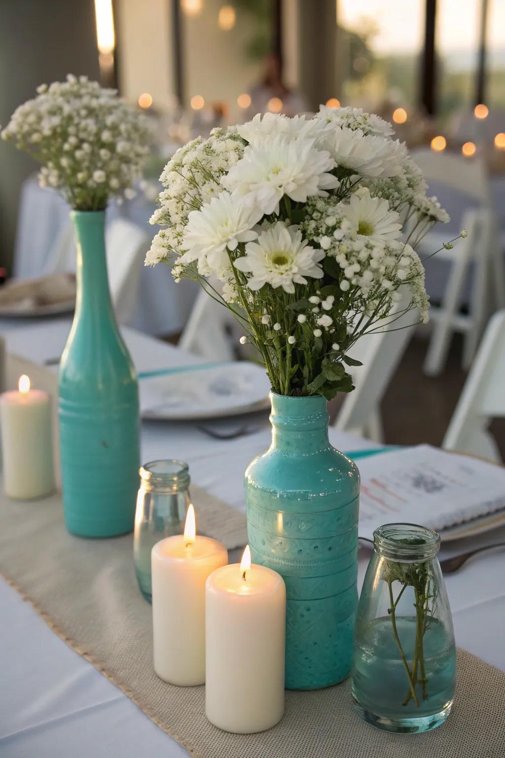 A turquoise showpiece becomes the focal point of your table's decoration.