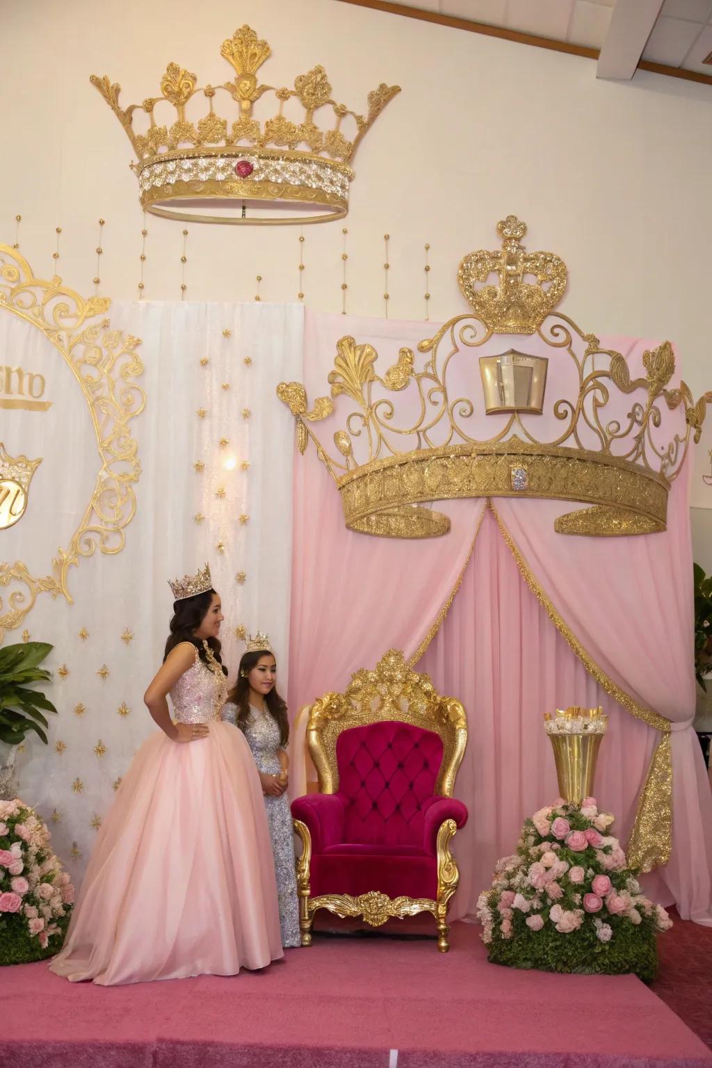 Royal-themed decorations give a majestic touch to your quincea&ntilde;era.