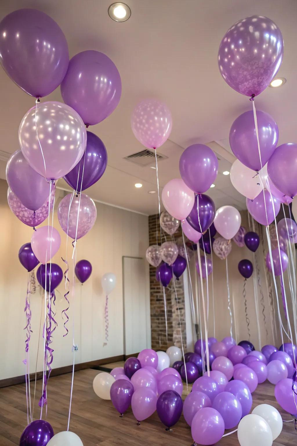 A room overflowing with balloons to celebrate 80 years of life.