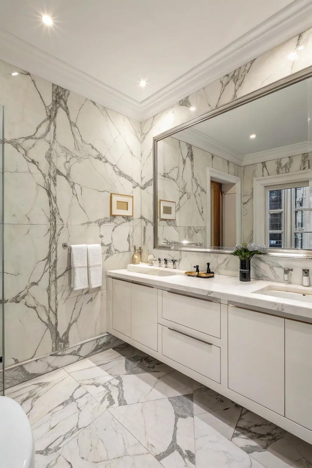 A uniform and elegant bathroom with marble-cladded Carrara Essence walls.