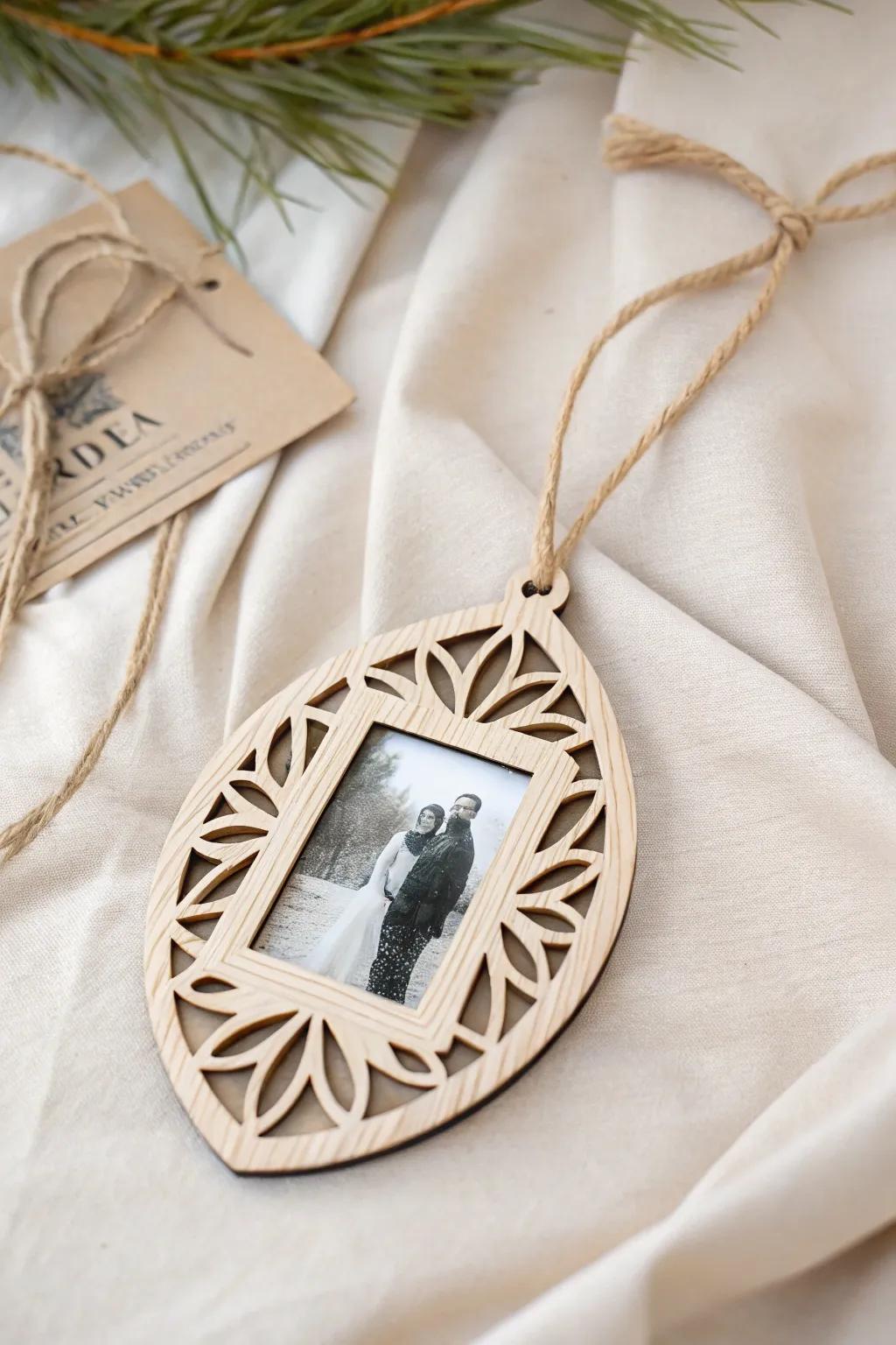 Preserve treasured memories with these elegant image decorations, a perfect mix of simplicity and personal touch.