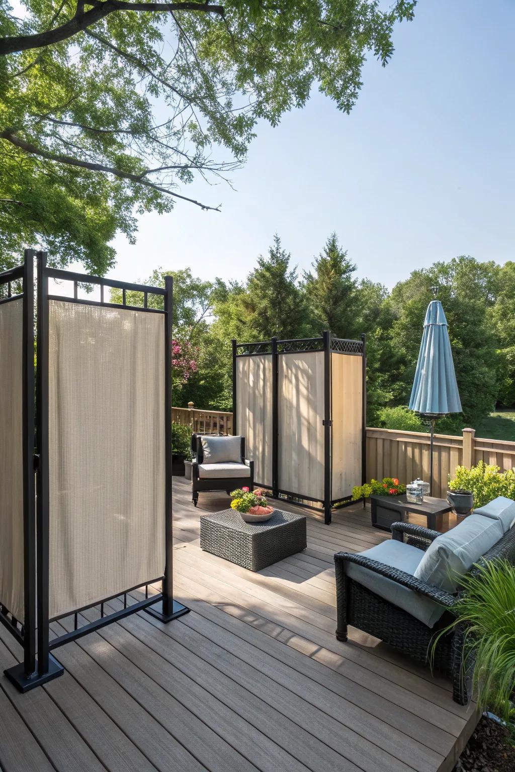 Adaptable privacy dividers for versatile outdoor settings.