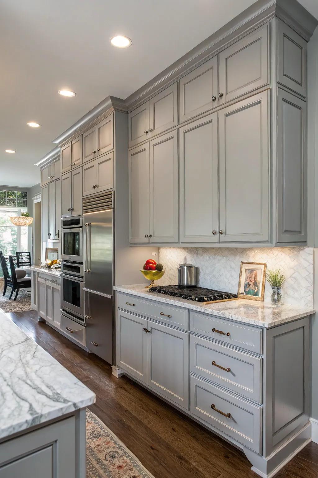 Bicolor aesthetics provide a striking and contemporary appearance.