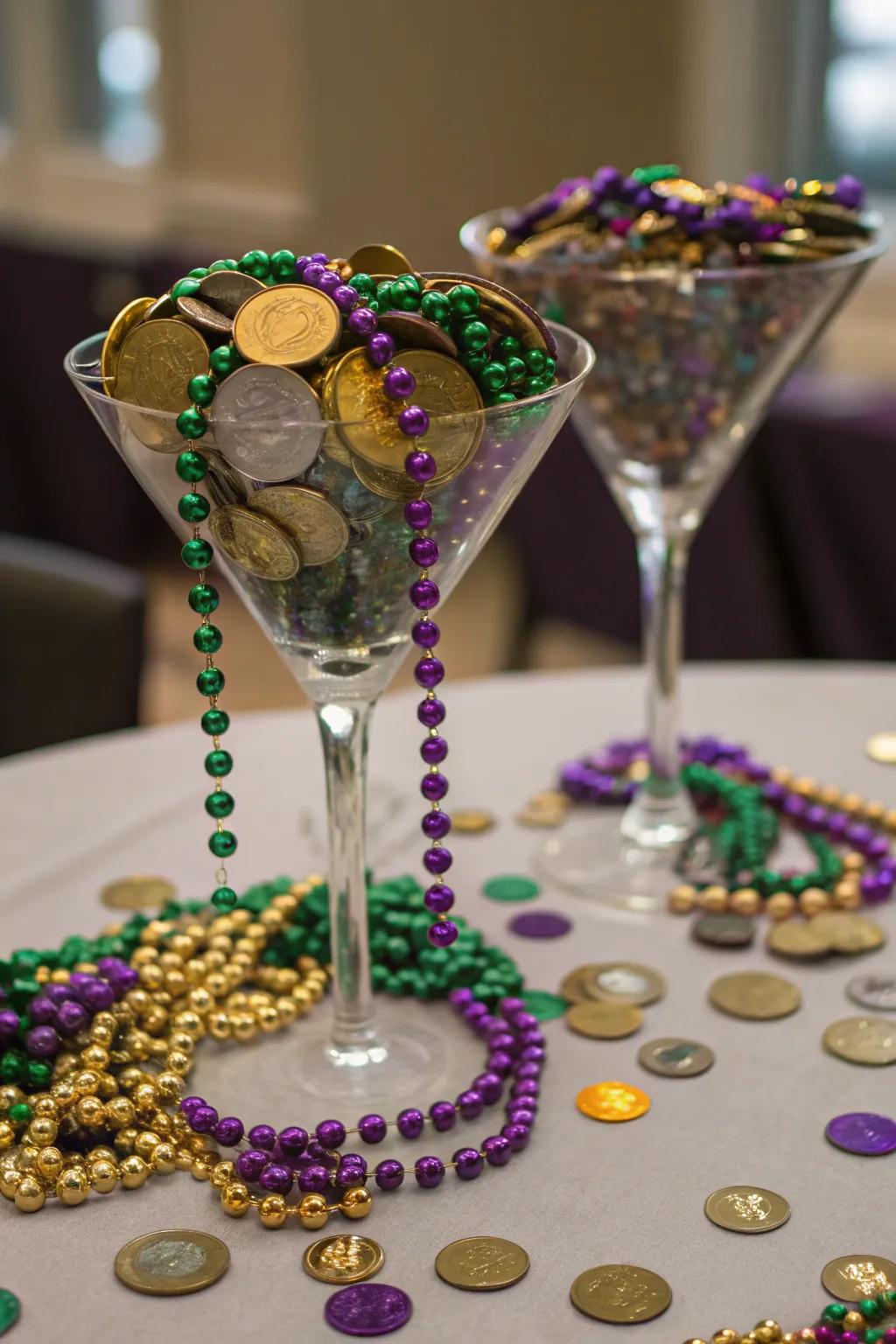 Create a chic centerpiece with drinking glass d&eacute;cor.