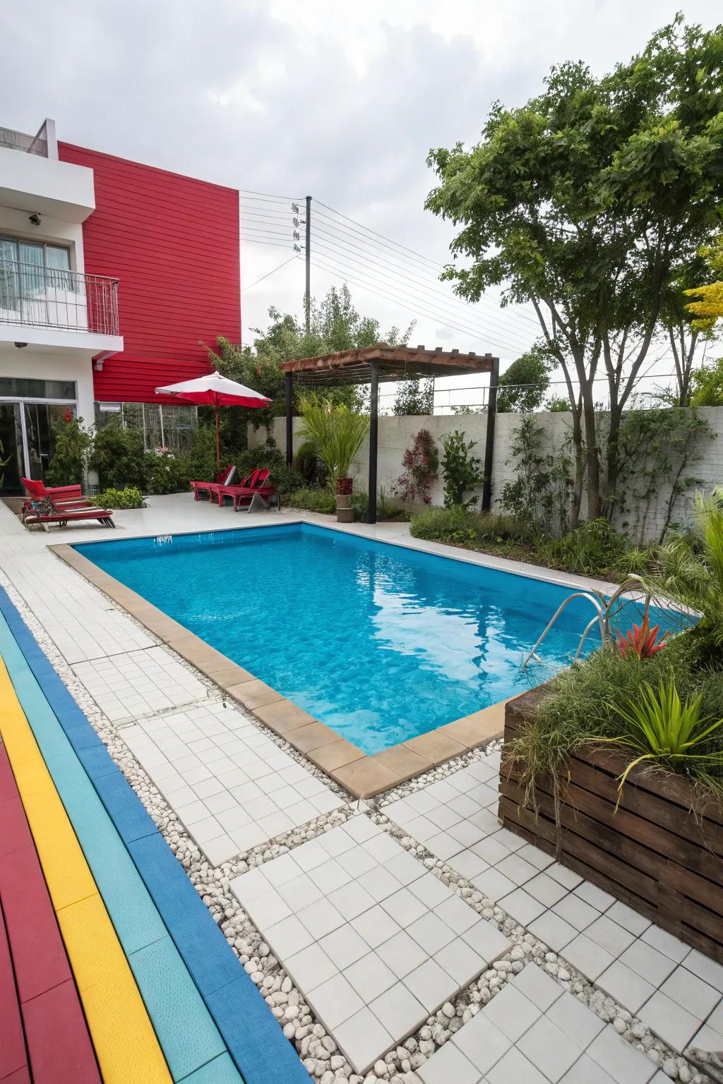 Pairing colors creates a striking and dynamic poolside design.