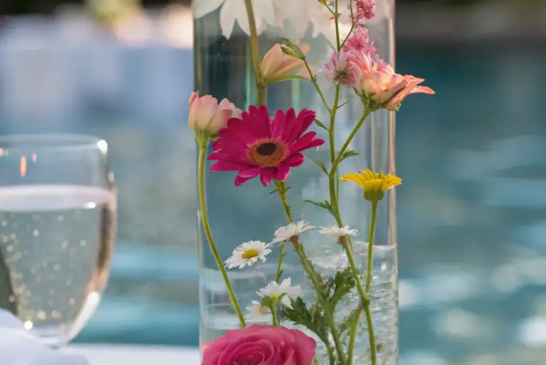 Stylish Floral Table Centerpieces to Enhance Your Dining Experience